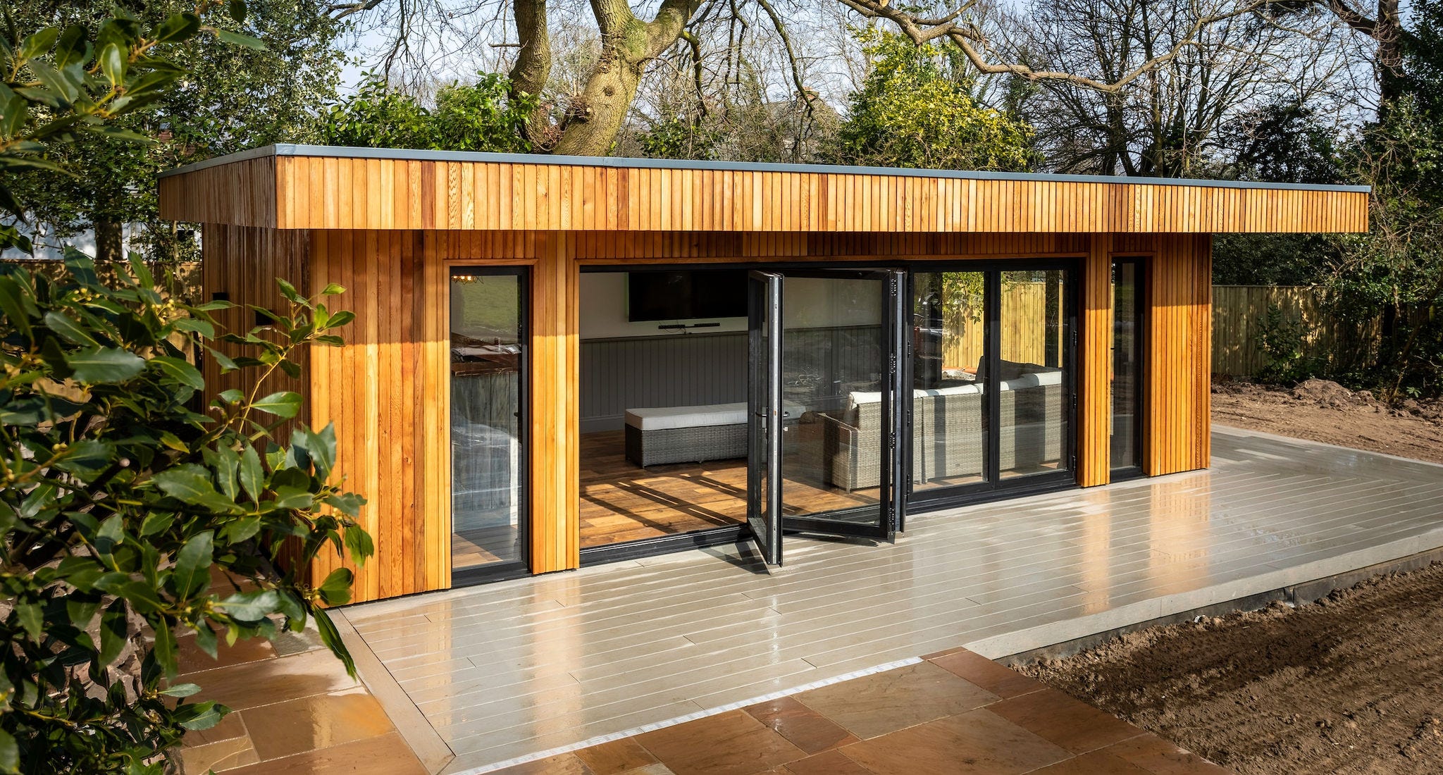 Aluminiowe drzwi harmonijkowe Decalu 88 Folding Doors otwarte na taras