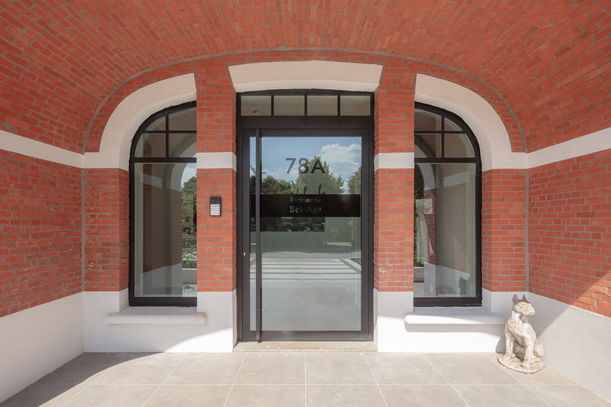- Traditional apartment building + modern apartment building
- Elegant Infinity 76X
- Graphitte matt black on the outside + traffic white on the inside