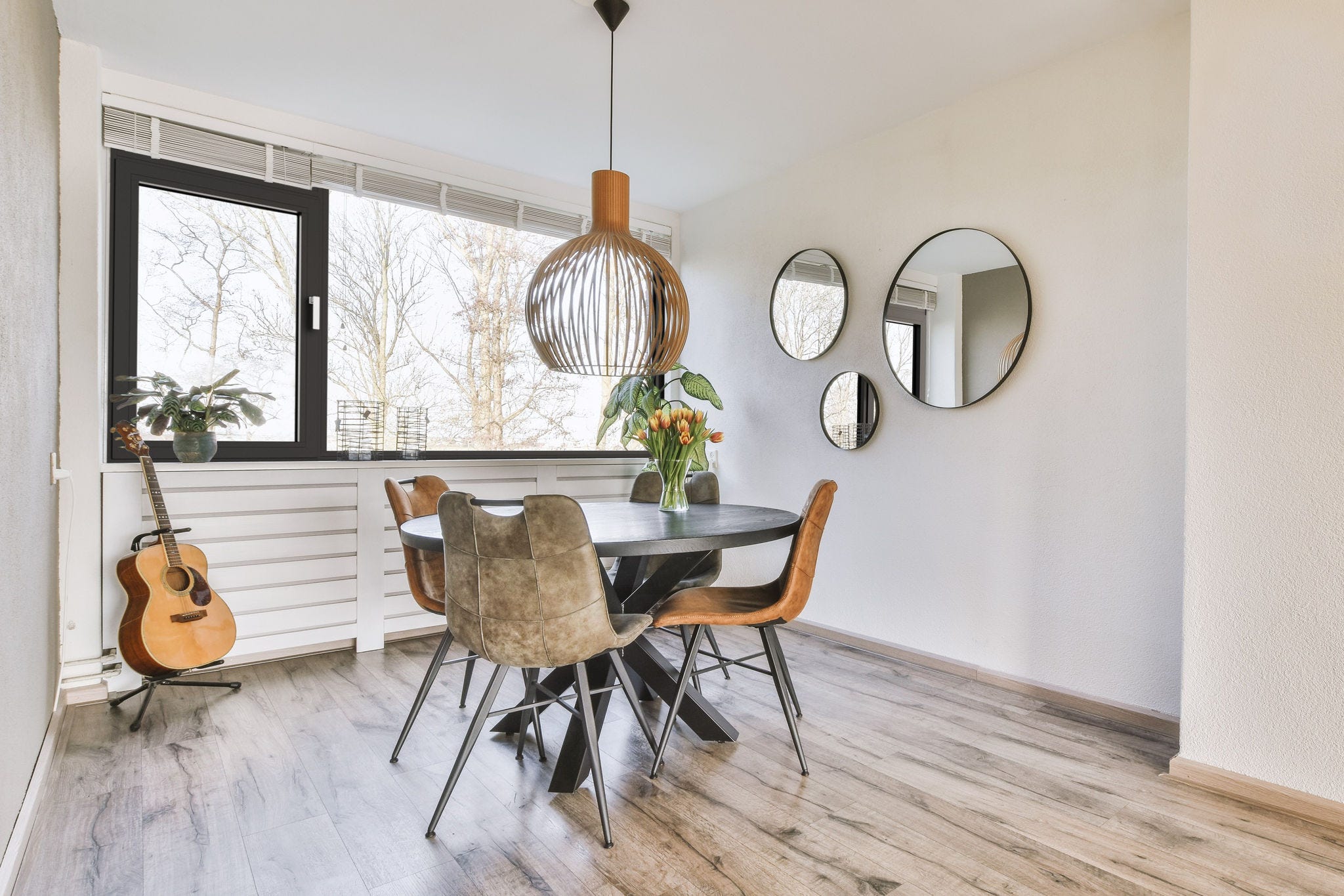 Okna aluminiowe Entra 95 Steel w jadalni