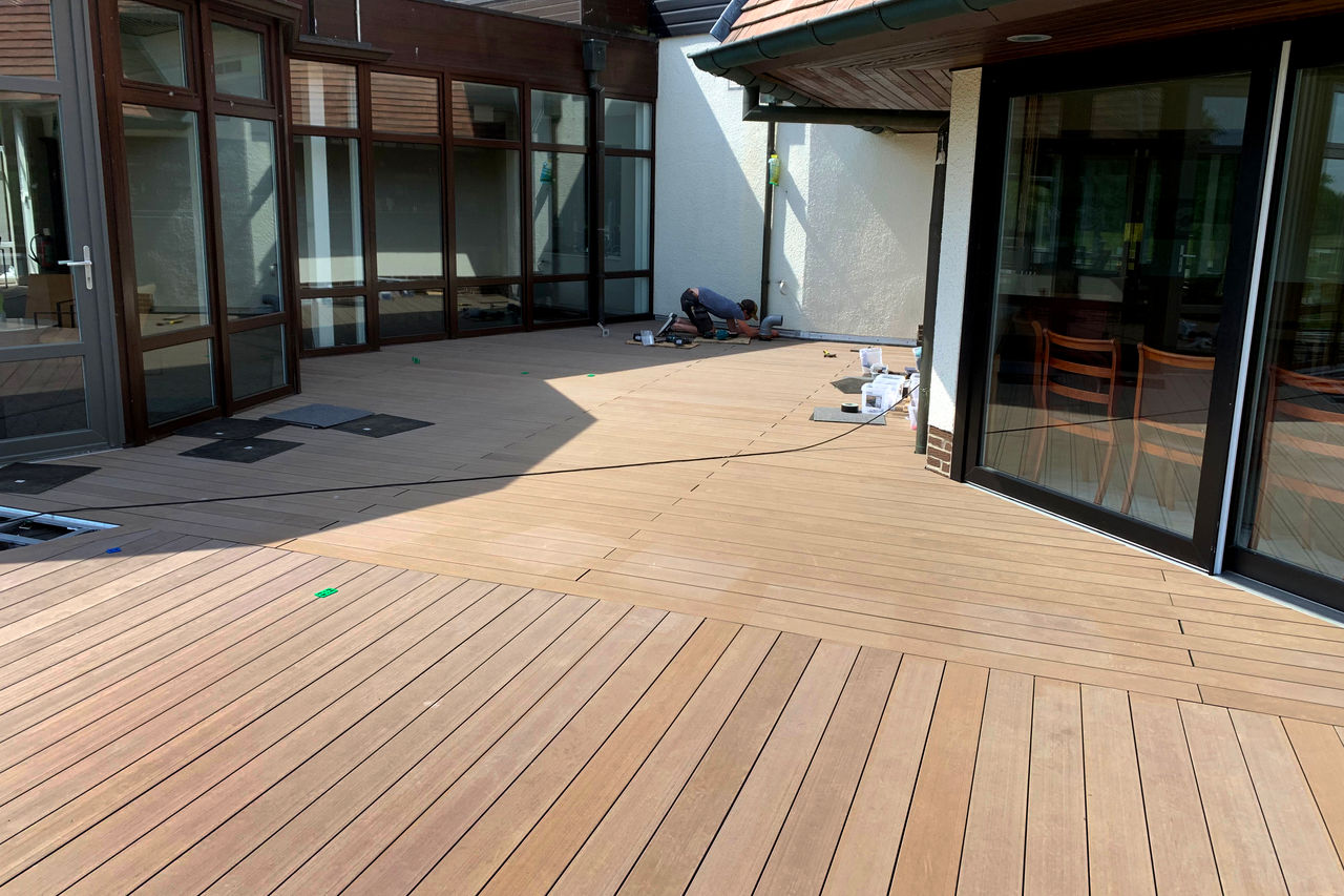 At Golfclub De Palingbeek in Ypres, chairman Dirk Vermunicht recently decided to refresh the hospitality area with a new terrace. He opted for the quality and look of Twinson Character Massive terrace boards. For their installation, he trusted Togher Terrassen.